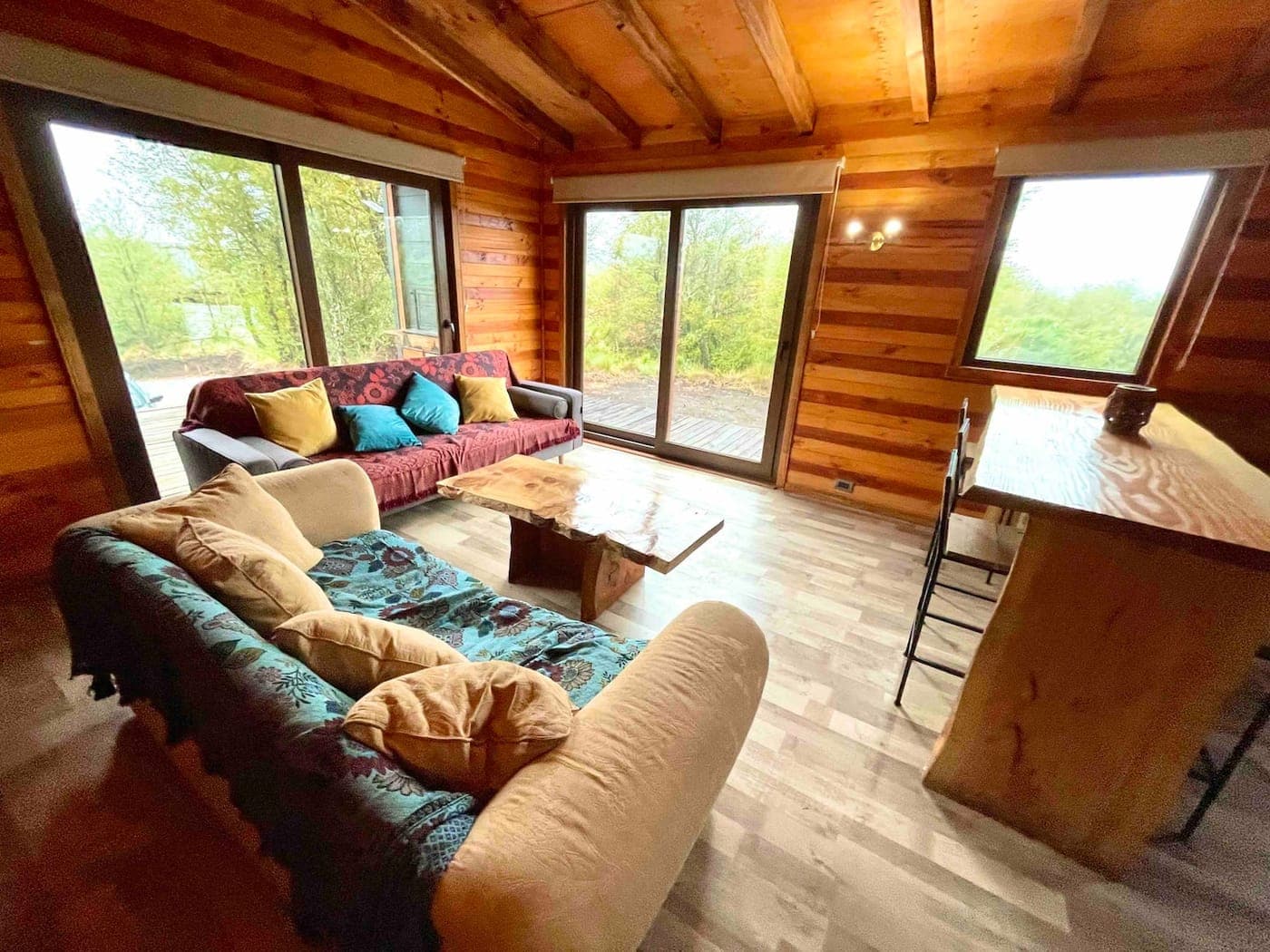 Living con grandes ventanales de la cabaña Eco 2